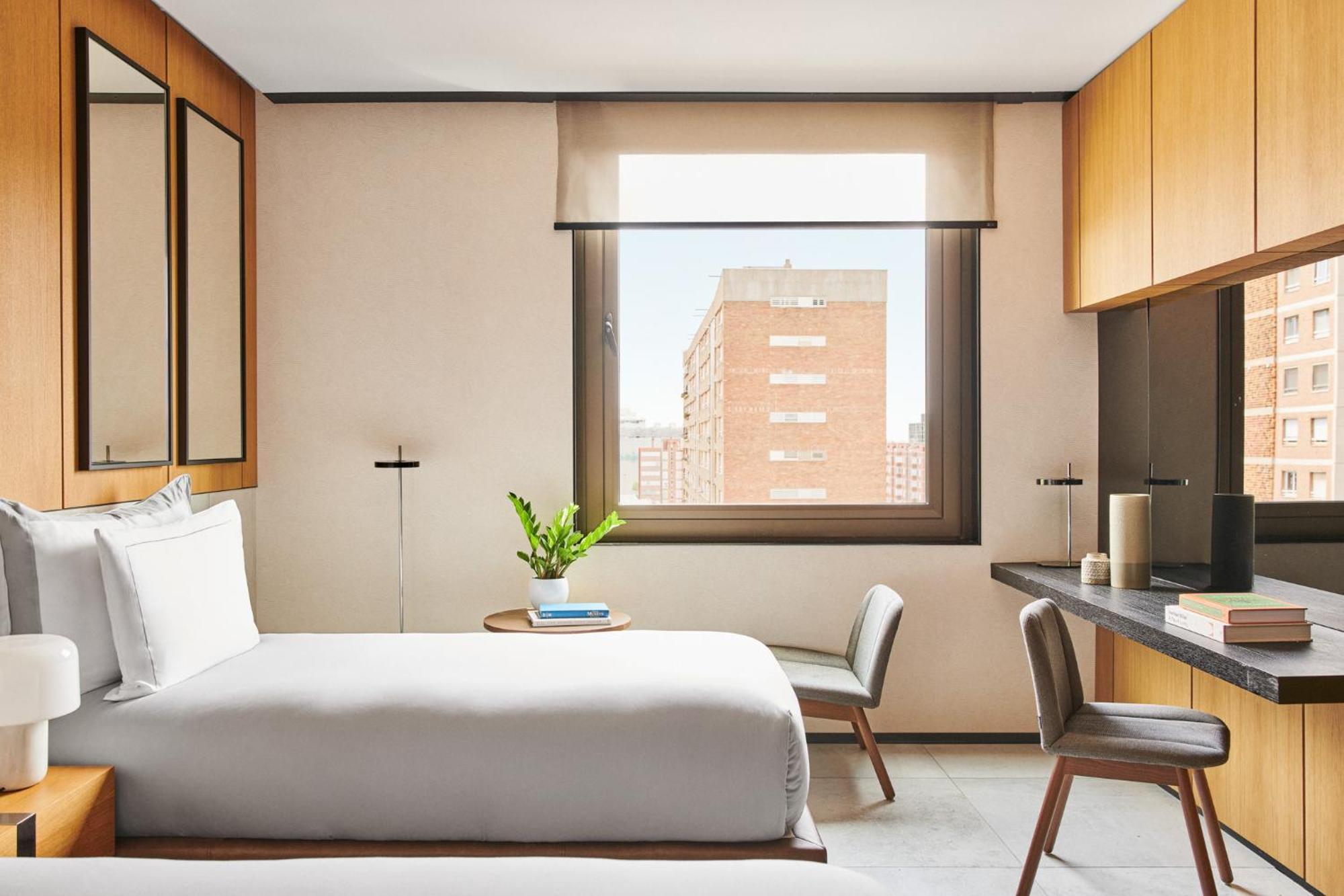 ホテル ソフィア バルセロナ イン ザ アンバウンド コレクション バイ ハイアット エクステリア 写真 A room at the Standard East Village