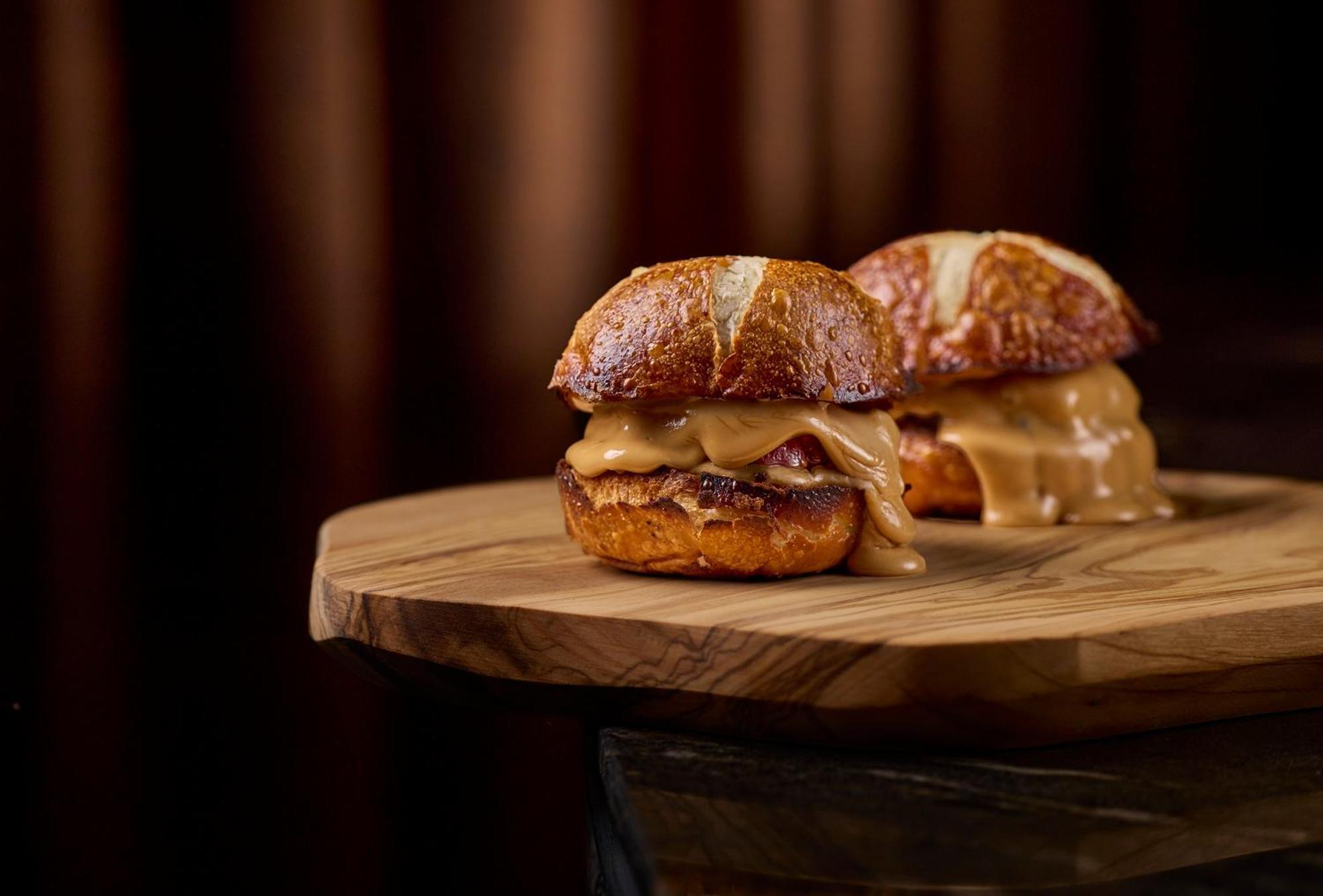 ホテル ソフィア バルセロナ イン ザ アンバウンド コレクション バイ ハイアット エクステリア 写真 A pretzel bun with a peanut butter and jelly filling